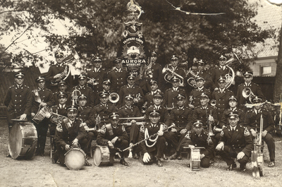 862297 Groepsportret van het fanfarecorps Aurora (opgericht in 1926) uit Utrecht, op een onbekende locatie.